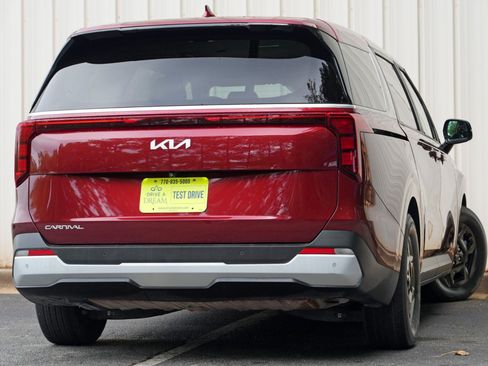Used 2025 Kia Carnival FWD image 5