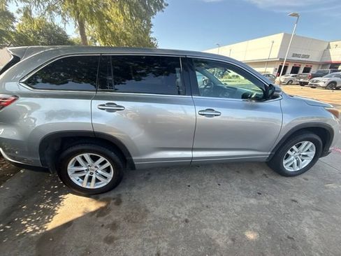 Used 2015 Toyota Highlander LE FWD image 2