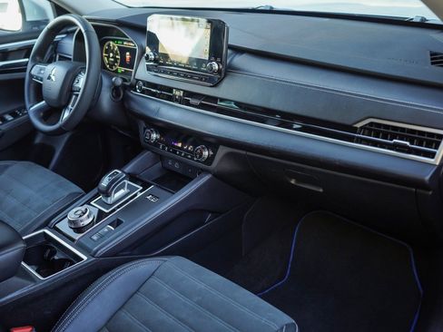 Used 2023 Mitsubishi Outlander SE image 21