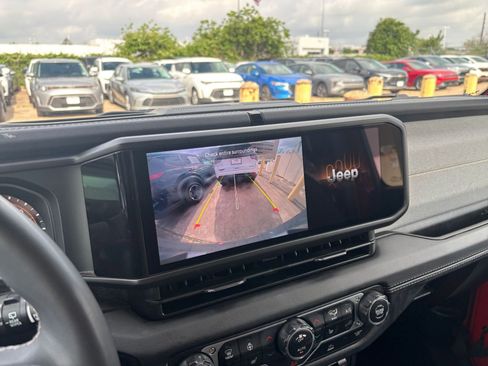 Used 2025 Jeep Wrangler Sahara image 23