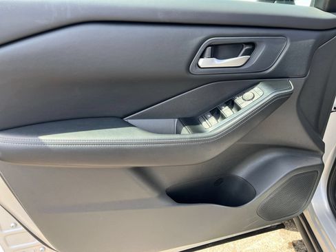 Used 2025 Nissan Rogue SV FWD image 15