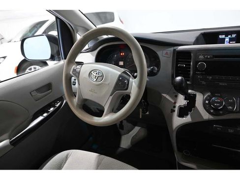 Used 2014 Toyota Sienna LE image 24