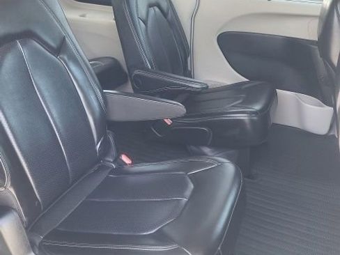 Used 2023 Chrysler Pacifica Touring-L FWD image 24