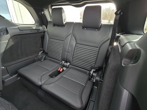 Certified 2025 Land Rover Discovery Dynamic SE image 23