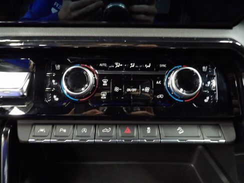 Used 2024 GMC Sierra 1500 AT4 w/ Technology Package AWD/4WD image 52