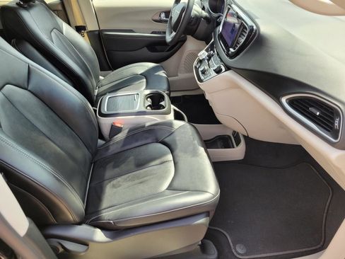 Used 2024 Chrysler Pacifica Touring-L FWD image 10