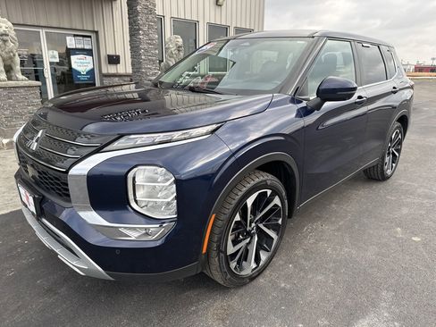 Used 2024 Mitsubishi Outlander image 2