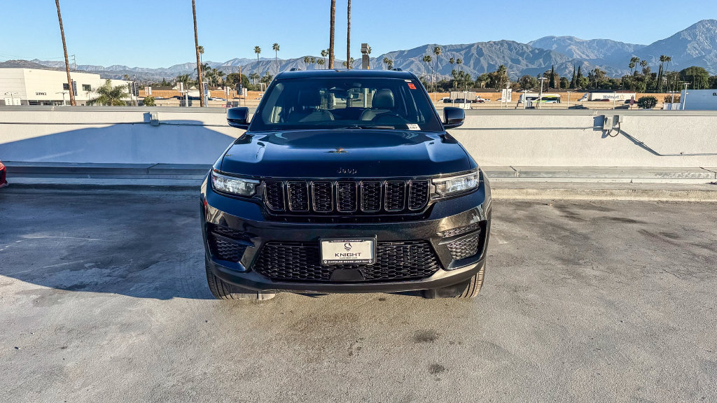 Used 2025 Jeep Grand Cherokee Altitude AWD/4WD image 3