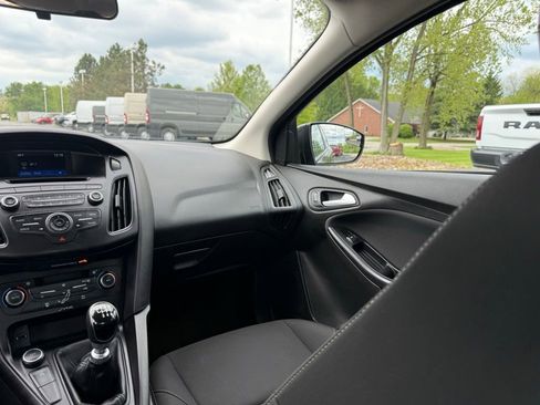 Used 2017 Ford Focus SE FWD image 32