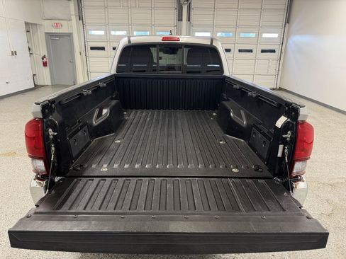 Used 2018 Toyota Tacoma SR5 AWD/4WD image 7