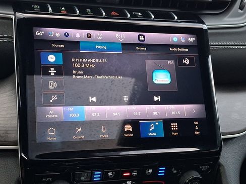 Used 2025 Jeep Grand Cherokee Limited w/ Luxury Tech Group II AWD/4WD image 18