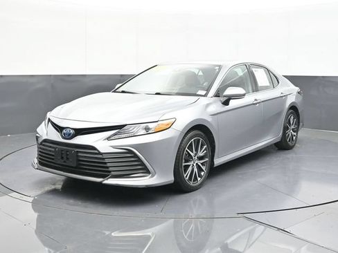Used 2024 Toyota Camry XLE FWD image 3
