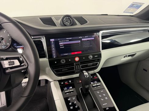 Certified 2025 Porsche Macan Base image 27
