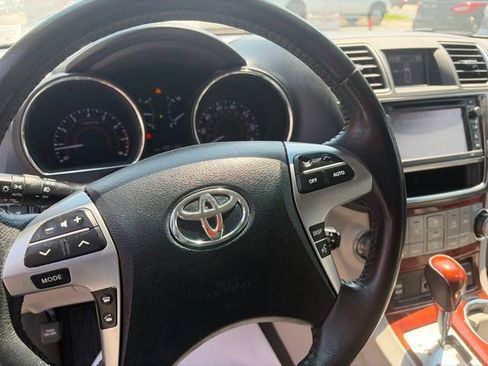 Used 2013 Toyota Highlander Limited AWD/4WD image 17