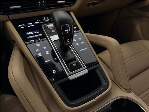 Certified 2022 Porsche Cayenne Platinum Edition image 18