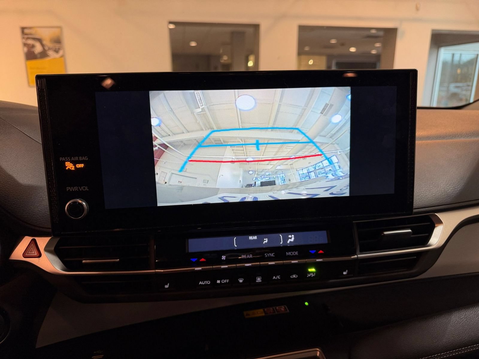 Used 2025 Toyota Sienna XLE FWD image 25