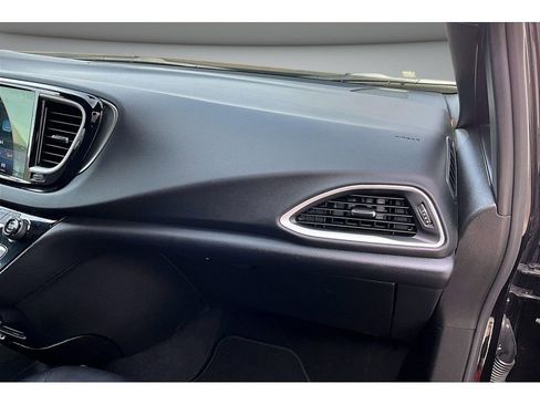 Certified 2025 Chrysler Pacifica Select image 17