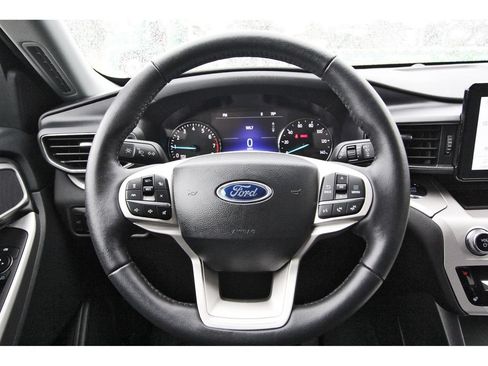 Used 2024 Ford Explorer XLT w/ Equipment Group 202A RWD image 14