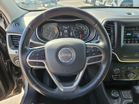 Used 2019 Jeep Cherokee Latitude Plus AWD/4WD image 16