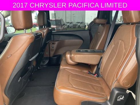 Used 2017 Chrysler Pacifica Limited image 19