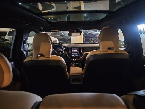 Used 2020 Volvo XC60 T6 Momentum w/ Premium Package image 8