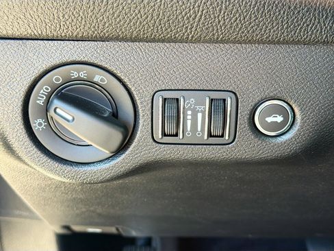 Used 2019 Dodge Challenger SXT image 33