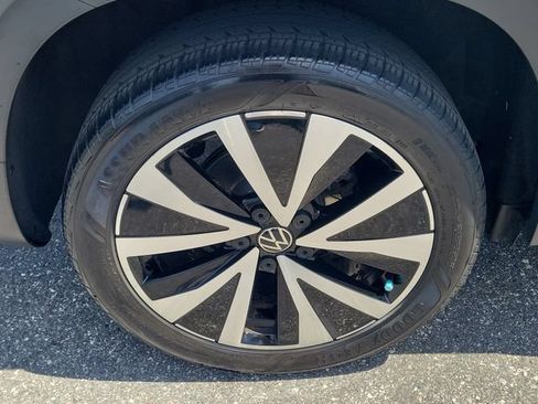 Used 2023 Volkswagen Taos SE w/ Panoramic Sunroof Package FWD image 5