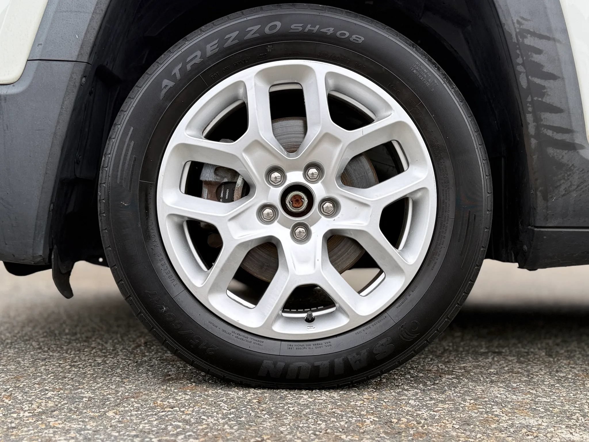 Used 2017 Jeep Renegade Latitude FWD image 30