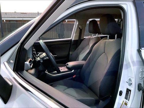 Used 2021 Toyota Highlander L image 27