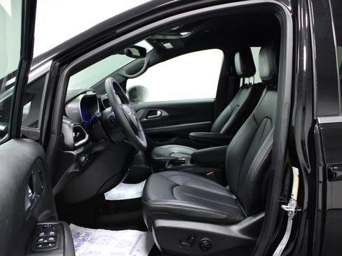 Used 2025 Chrysler Pacifica Select image 12