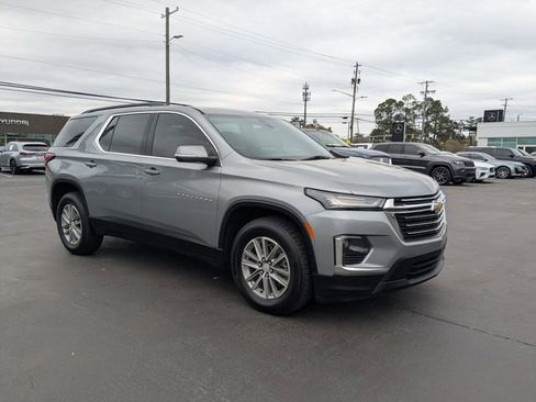 Used 2023 Chevrolet Traverse LT FWD image 3