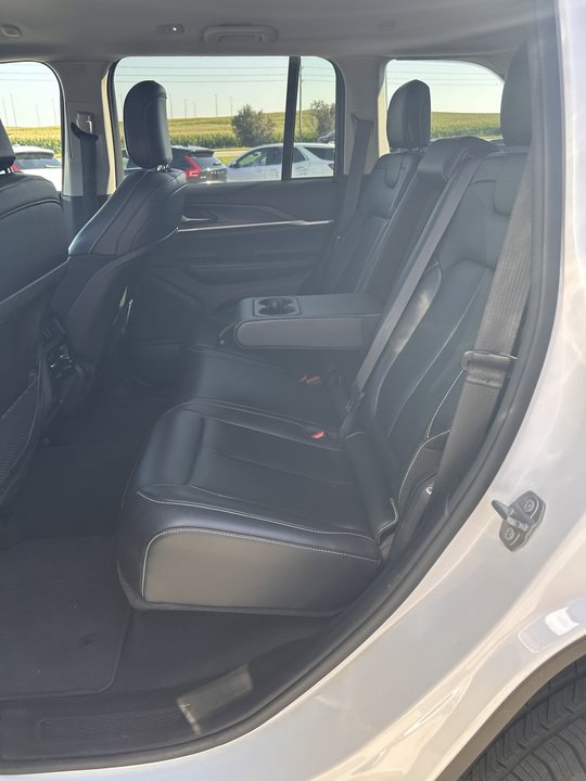 Used 2023 Jeep Grand Cherokee Limited AWD/4WD image 15