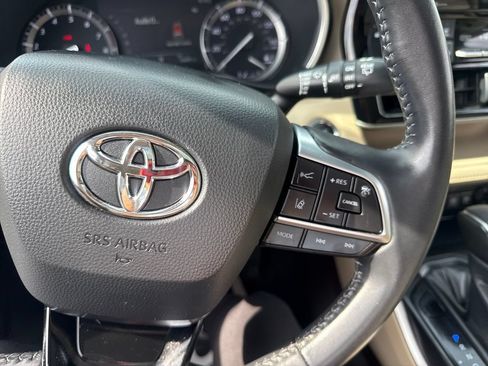 Used 2020 Toyota Highlander XLE AWD/4WD image 33