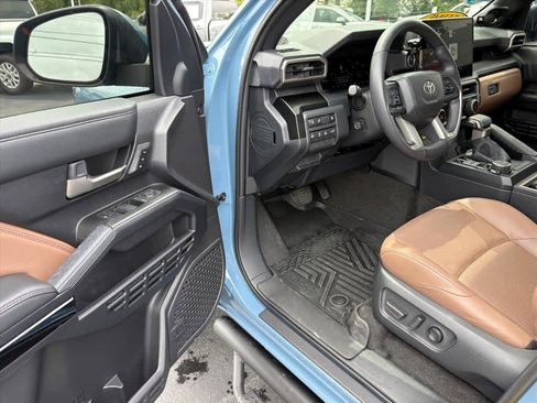 Used 2025 Toyota 4Runner Limited AWD/4WD image 19