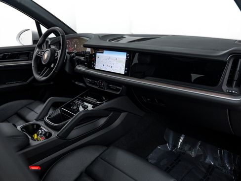 Certified 2026 Porsche Cayenne AWD/4WD image 17