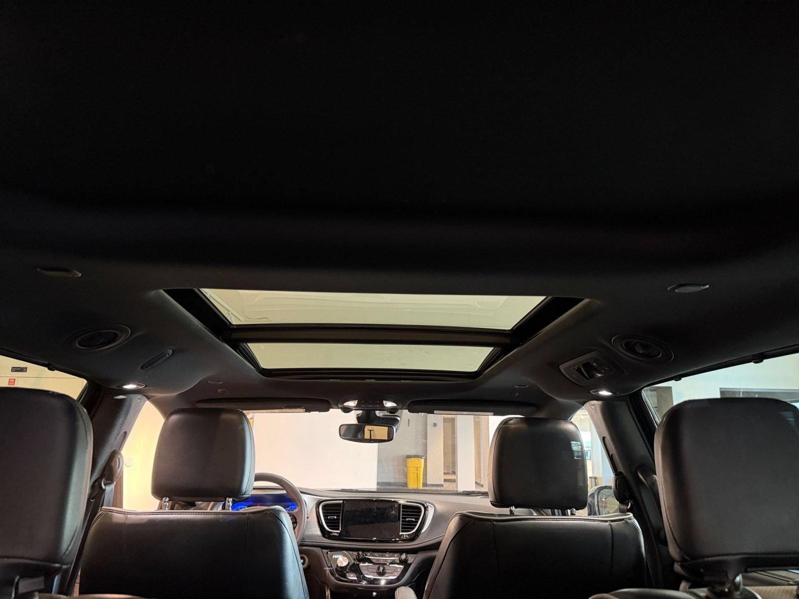 Used 2025 Chrysler Pacifica Limited FWD image 30