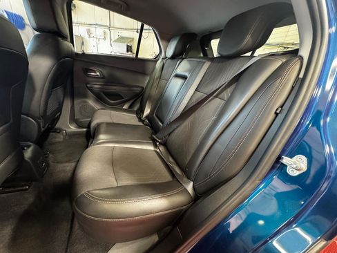 Used 2020 Chevrolet Trax LT w/ LT Convenience Package FWD image 12