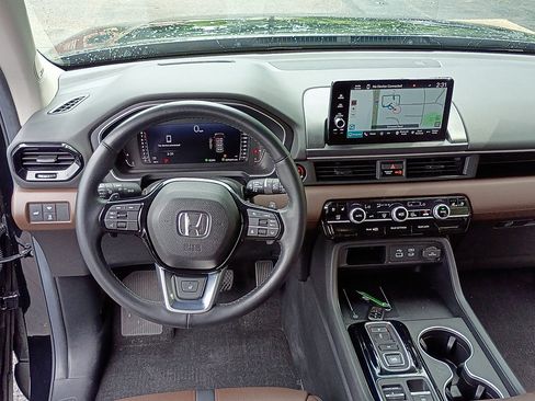 Used 2025 Honda Pilot Elite image 12