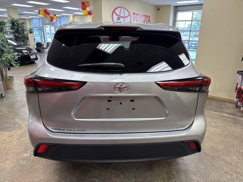 Used 2022 Toyota Highlander XLE image 10