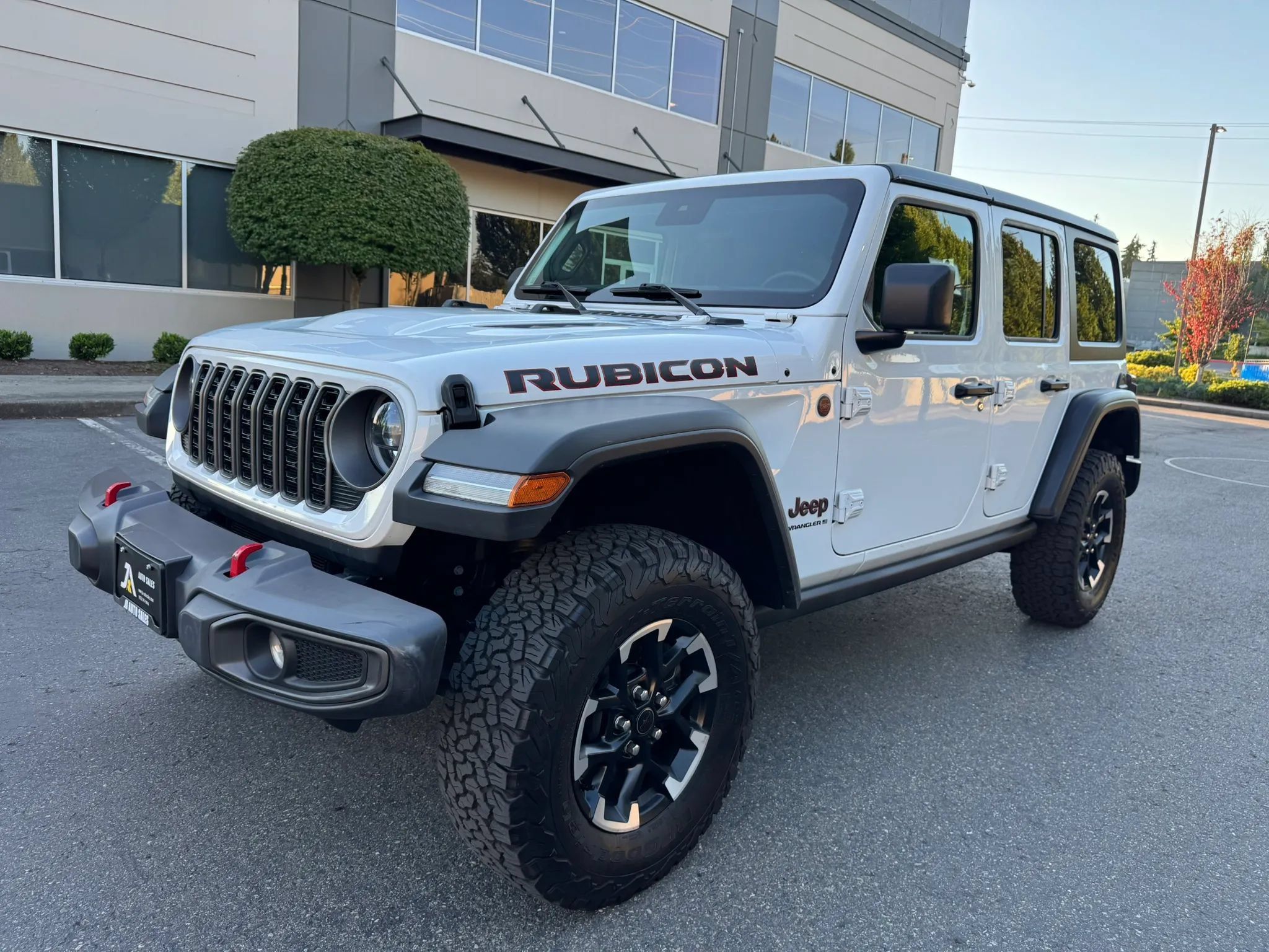 Used 2025 Jeep Wrangler Unlimited Rubicon AWD/4WD image 4