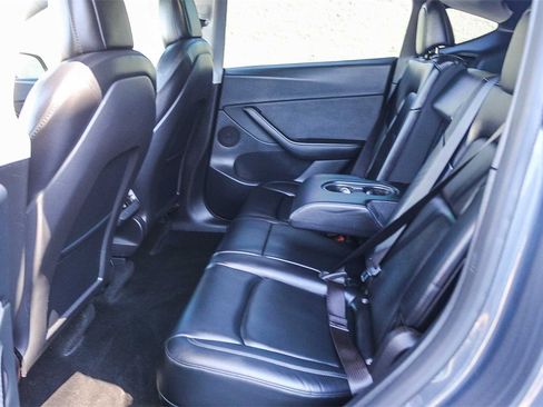 Used 2022 Tesla Model Y Long Range image 18