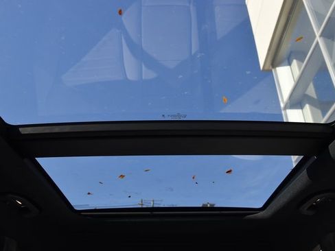 Used 2023 Mercedes-Benz GLC 300 4MATIC image 3