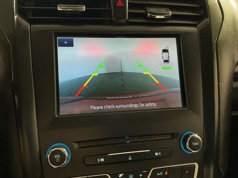Used 2018 Ford Fusion SE w/ Equipment Group 201A FWD image 5