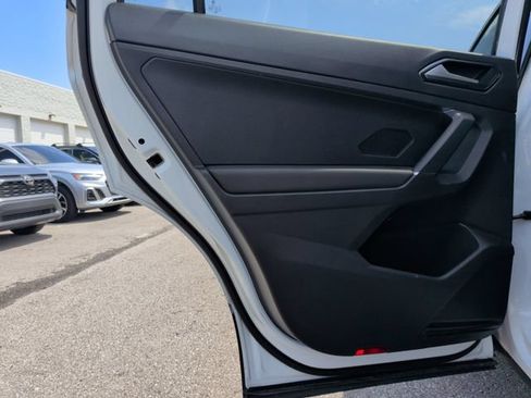 Used 2018 Volkswagen Tiguan SEL AWD/4WD image 23