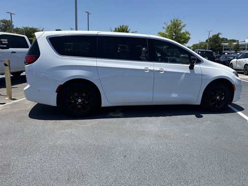 Used 2025 Chrysler Pacifica Select FWD image 10