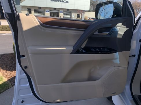 Used 2020 Lexus LX 570 4WD w/ 3rd Row & Luxury Pkg image 14