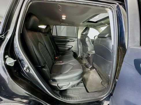 Used 2023 Toyota Highlander XLE FWD image 29