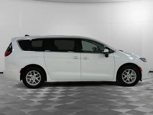 Used 2023 Chrysler Pacifica Touring-L FWD image 6