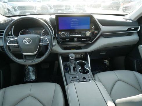 Certified 2023 Toyota Highlander XLE image 13