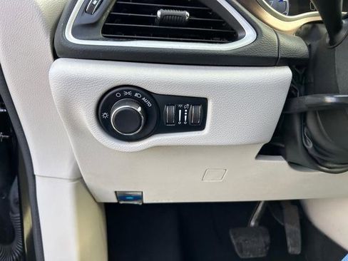 Used 2022 Chrysler Voyager LX image 24